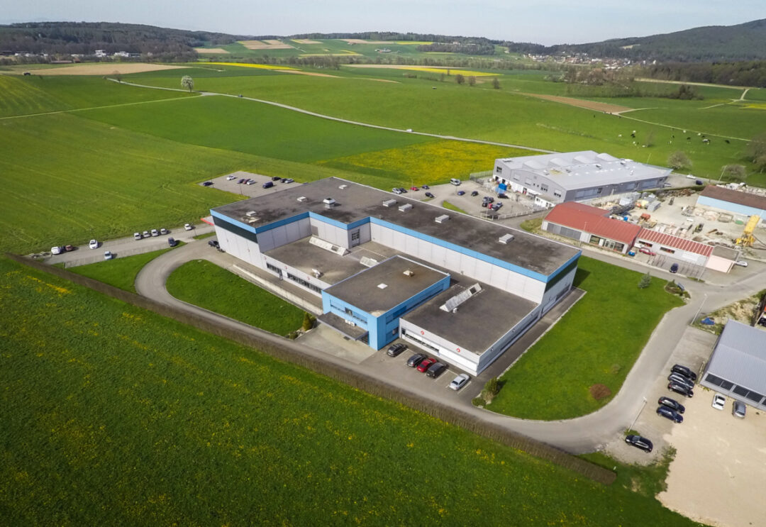 Photo de l'entreprise vu de haut et de loin prise en drone.