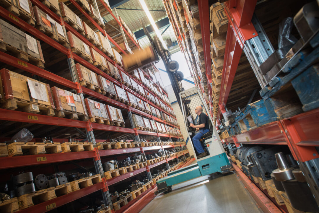 Élévateur à chariot qui récupère des matériaux dans les stocks de l'entreprise.