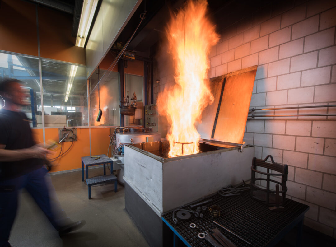 Flamme qui sort d'une machine à la vertical à plus de deux mètres de haut.