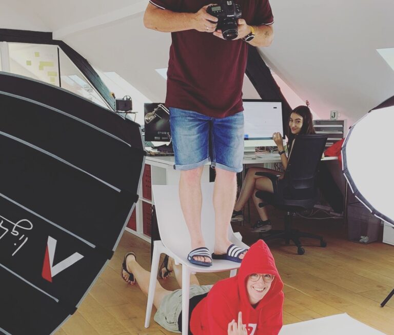 Shooting photos des collaborateurs Pomzed avec les pulls corporate