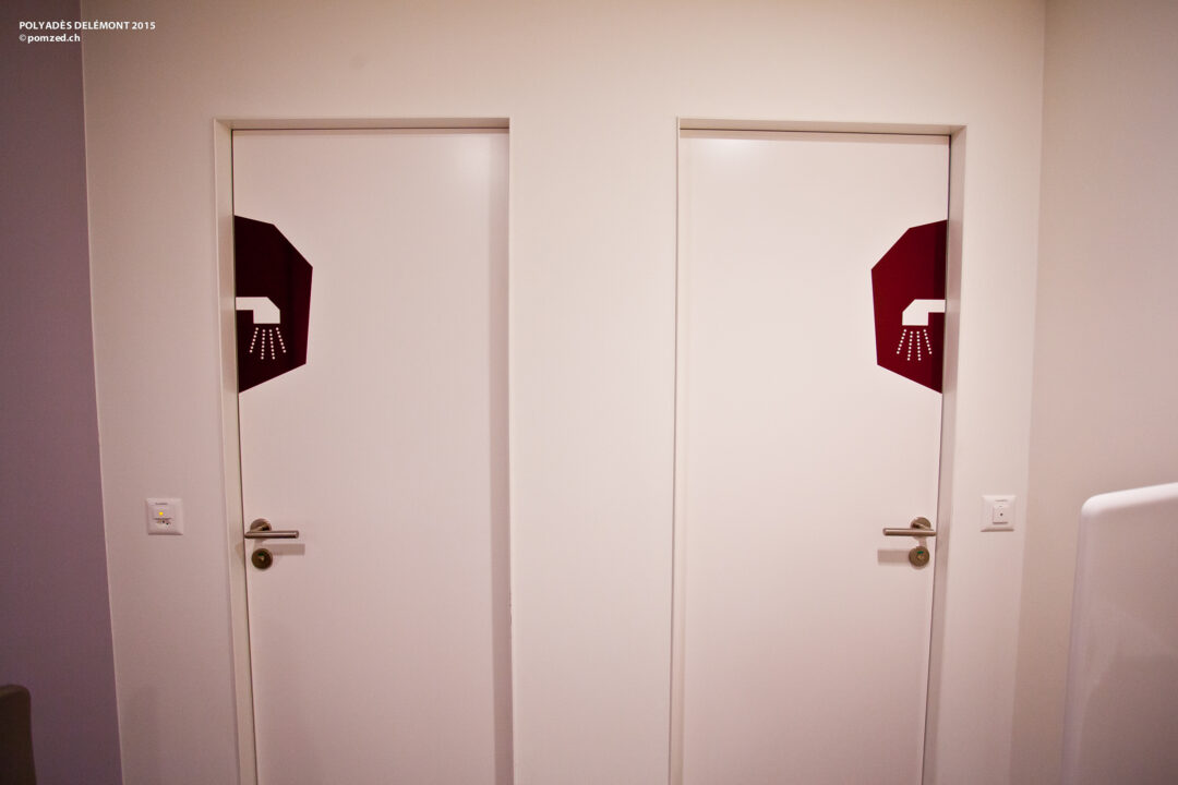 Signalétique des douches dans le bâtiment de Polyades.