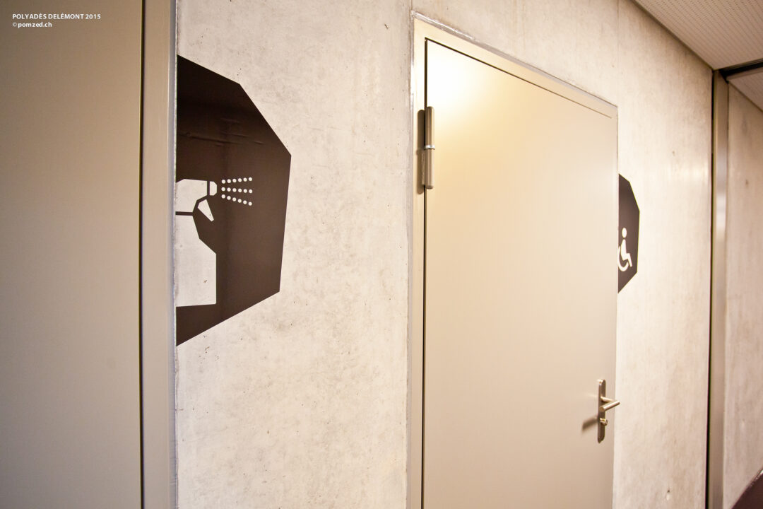 Signalétique pour différentes salles à l'intérieur de Polyades.