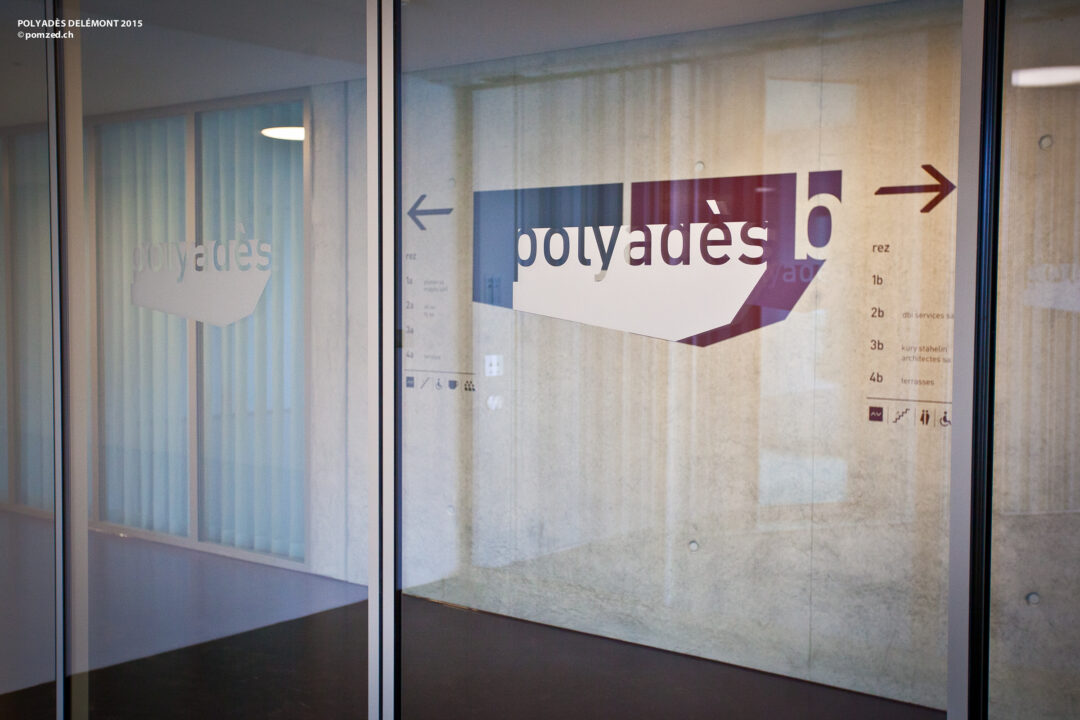Signalétique sur un mur dans un couloir de Polyades.