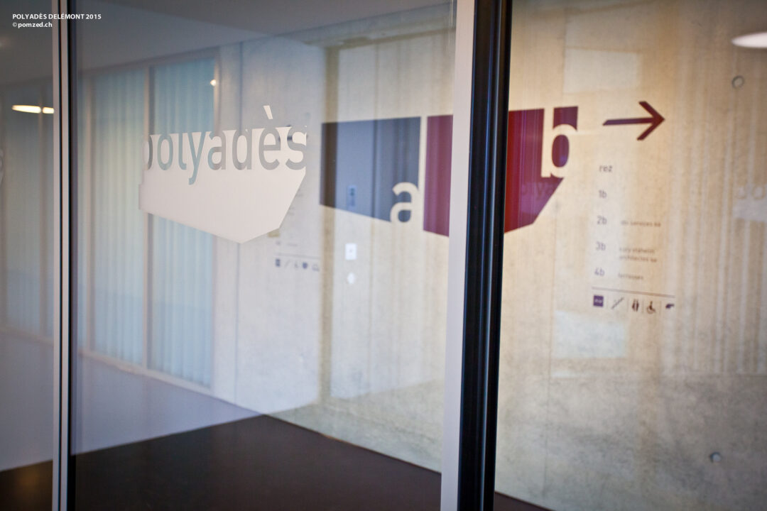 Signalétique sur un mur dans un couloir de Polyades.