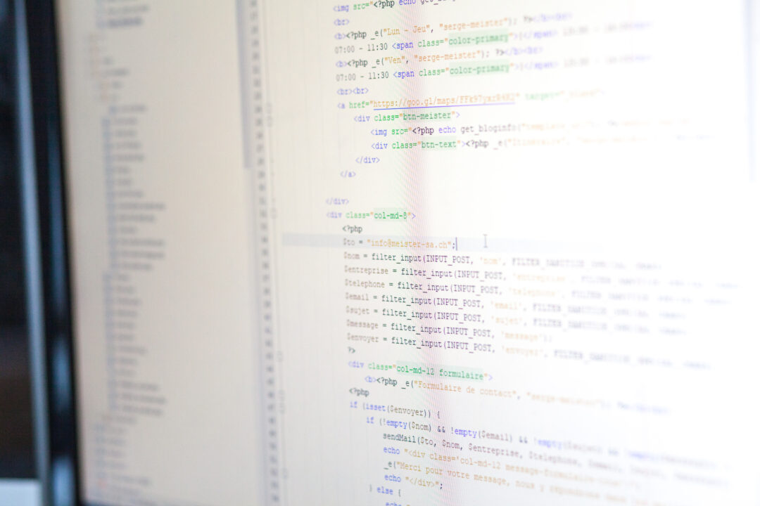 Making-of de la création du site internet, on voit l'écran du développeur web avec des lignes de codes.