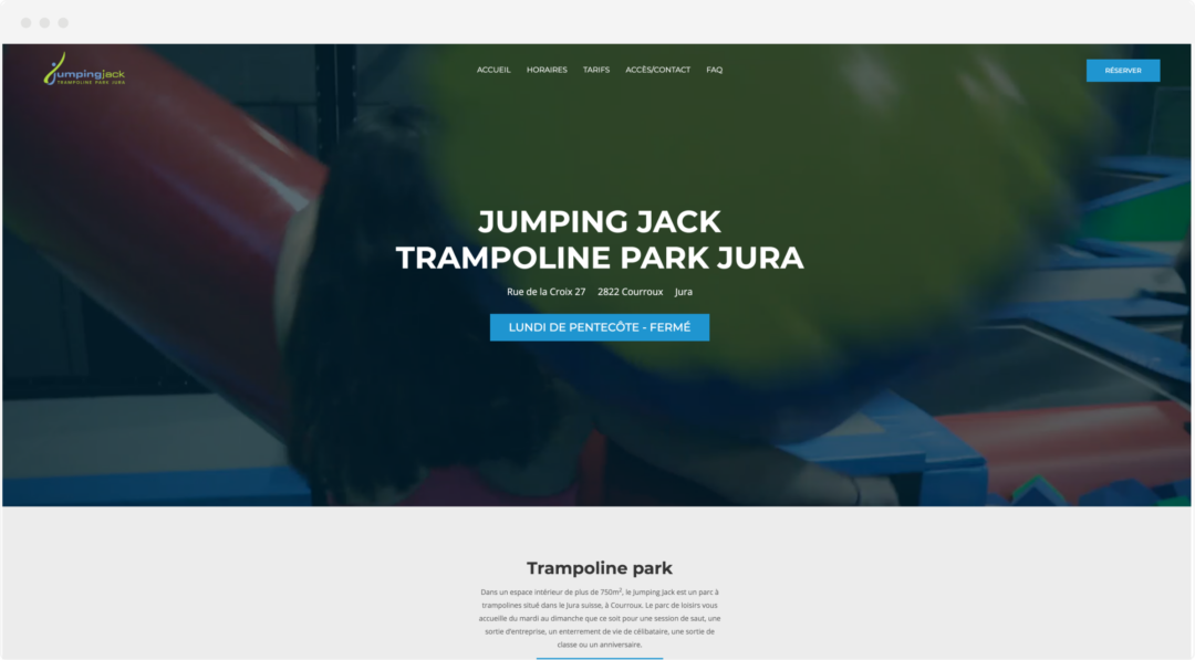 Aperçu de la page d'accueil du site internet Jumping Jack sur laquelle figure une vidéo en arrière-plan et le nom et l'adresse du parc au premier plan