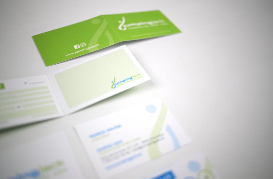 Photographie de divers supports imprimés, dont l'abonnement et la carte de visite Jumping Jack