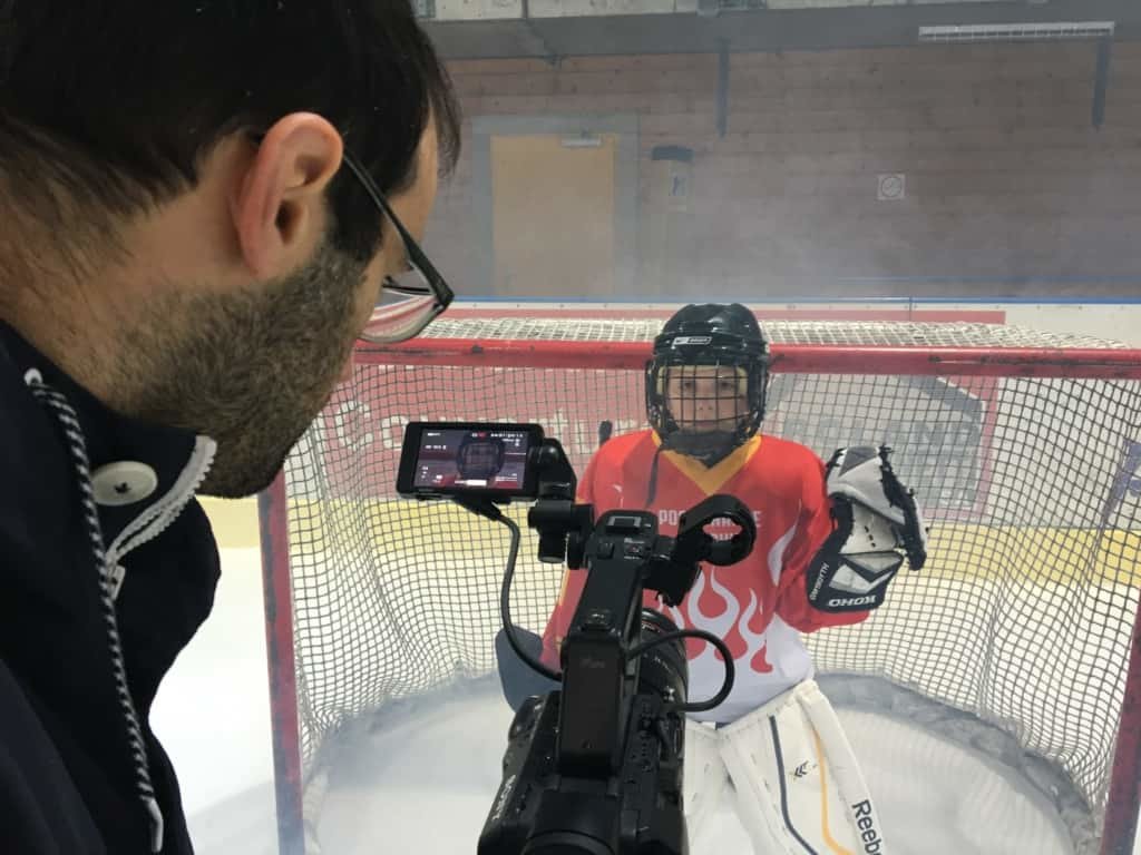 Prise de photo d'un gaule junior devant le but de hockey.