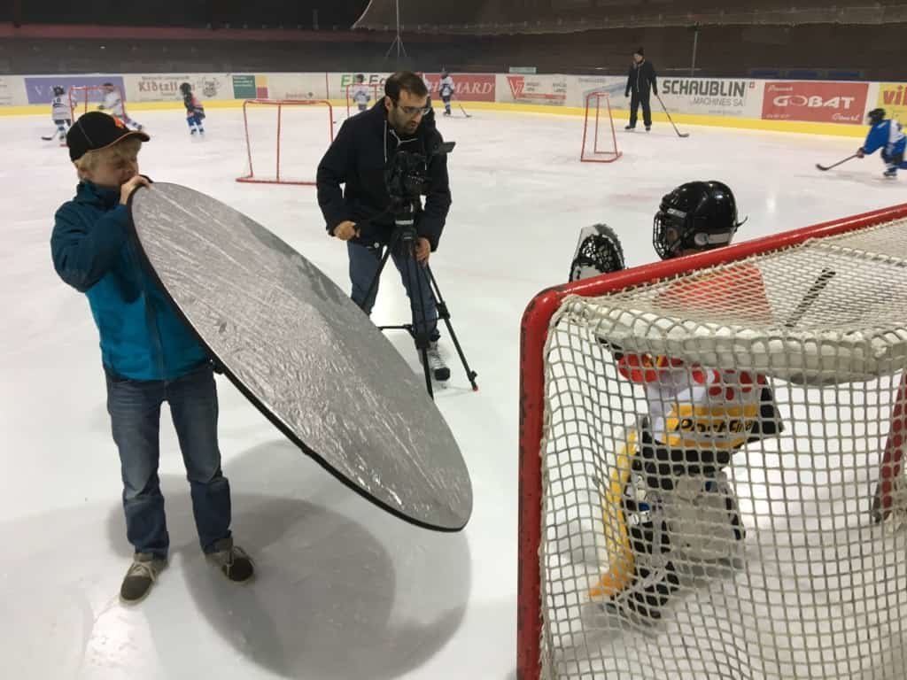 Prise de photo d'un gaule junior devant le but de hockey.