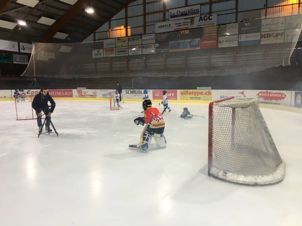 Prise de photo d'un gaule junior devant le but de hockey.