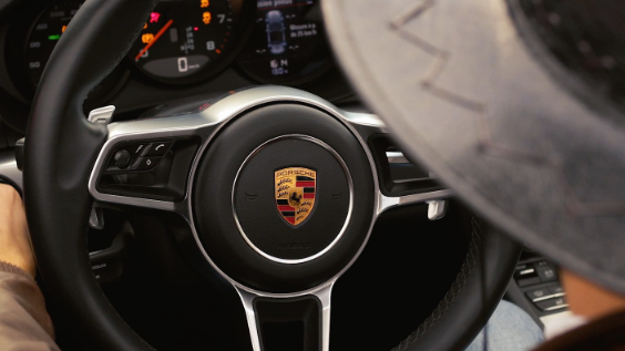 Aperçu de la video promotionnelle du chasseur au volant de la Porsche qu'il a gagné en jouant à Treasure Hunters