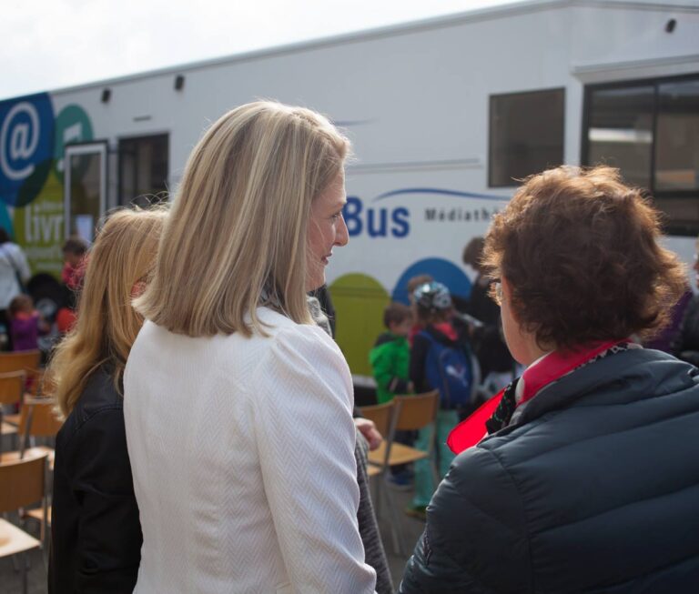 La team Pomzed inaugure le bibliobus.