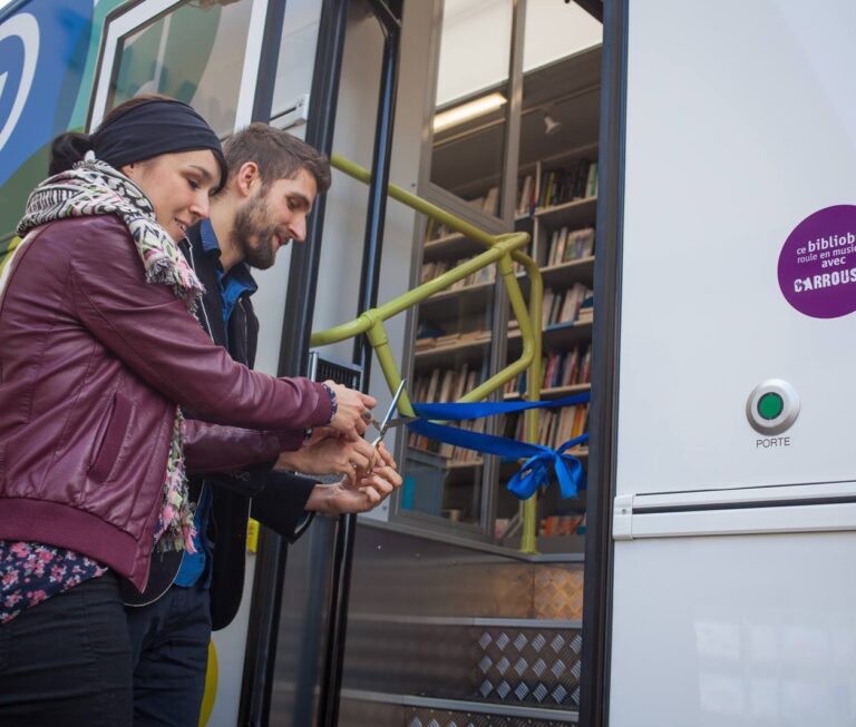 Découpage du ruban qui inaugure le bibliobus.