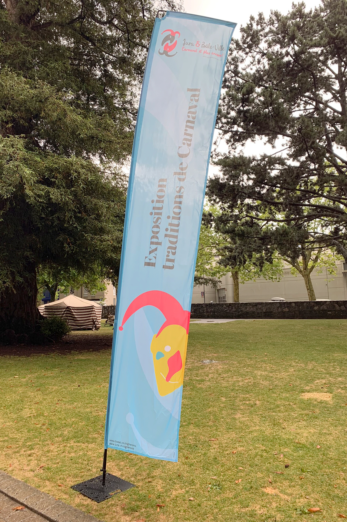 Drapeaux pour l'exposition des carnavals jurassiens à la Fête des Vignerons