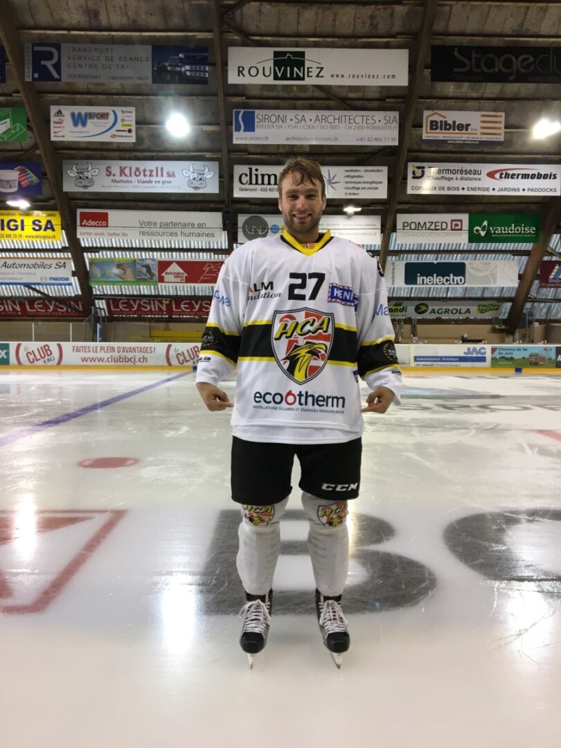 Logo d'eco6therm sur le maillot du hc ajoie #1.