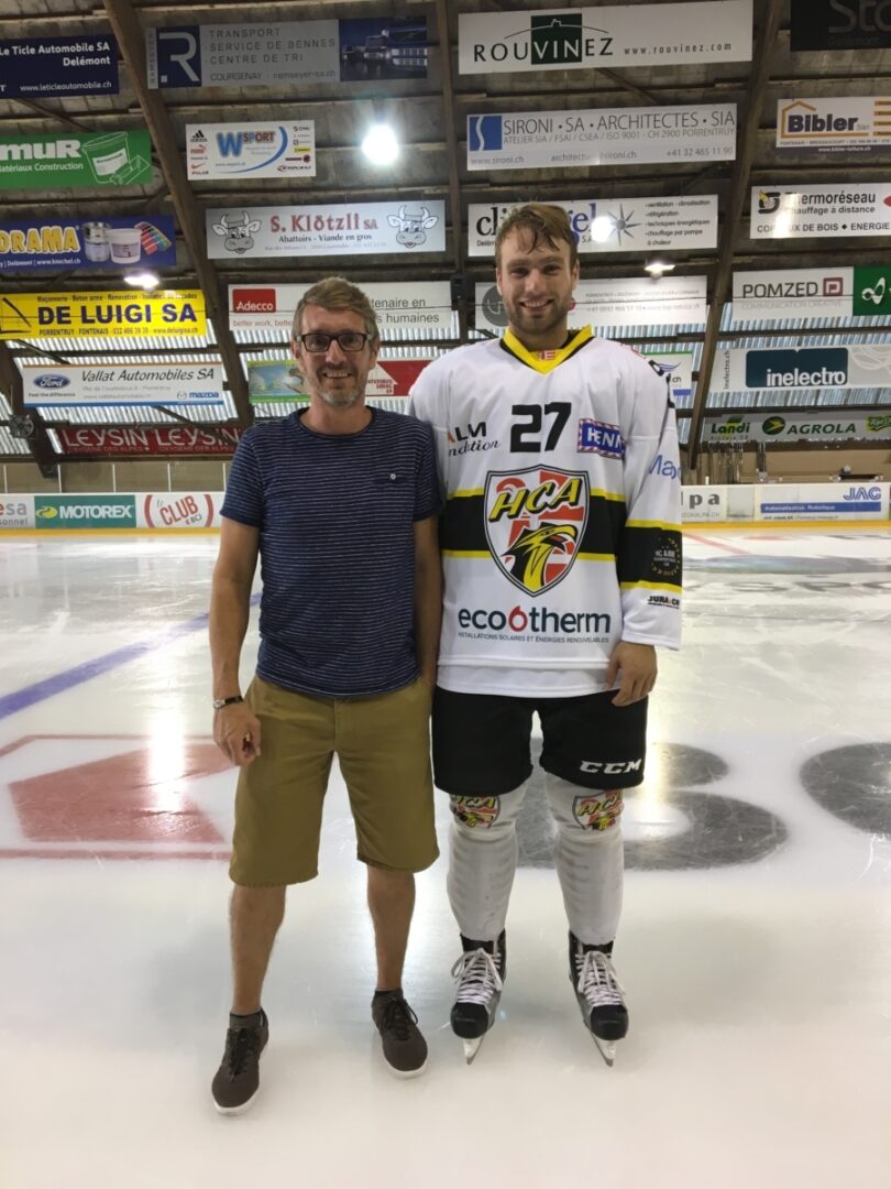 Logo d'eco6therm sur le maillot du hc ajoie #2.