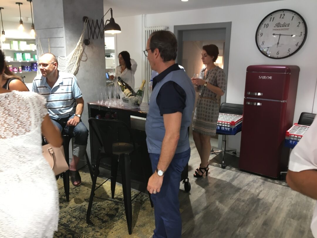 Houlmann Optique vu de l'intérieur où l'on voit des gens parler.
