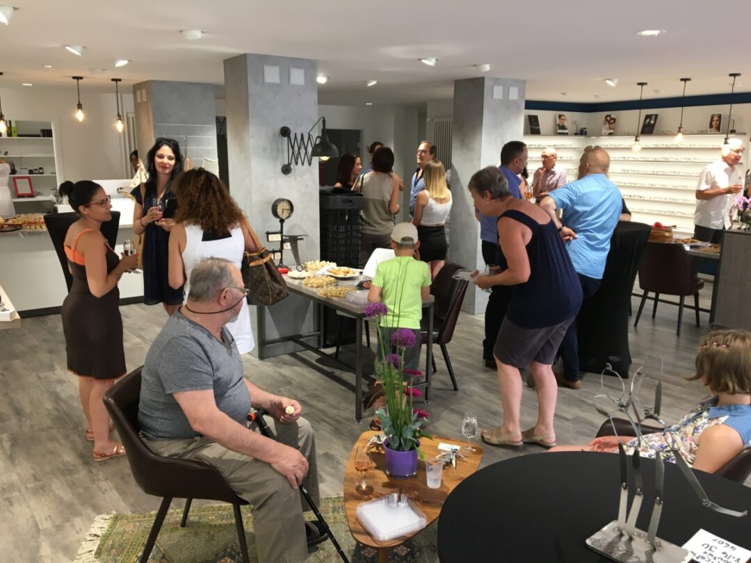 Houlmann Optique vu de l'intérieur où l'on voit des gens parler.