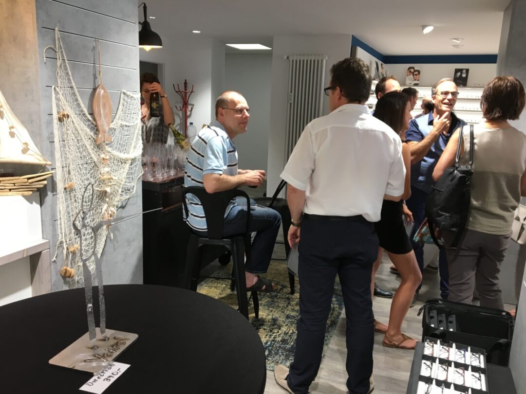 Houlmann Optique vu de l'intérieur où l'on voit des gens parler.
