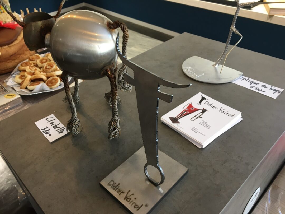Des objets d'art contemporain posés sur une table.