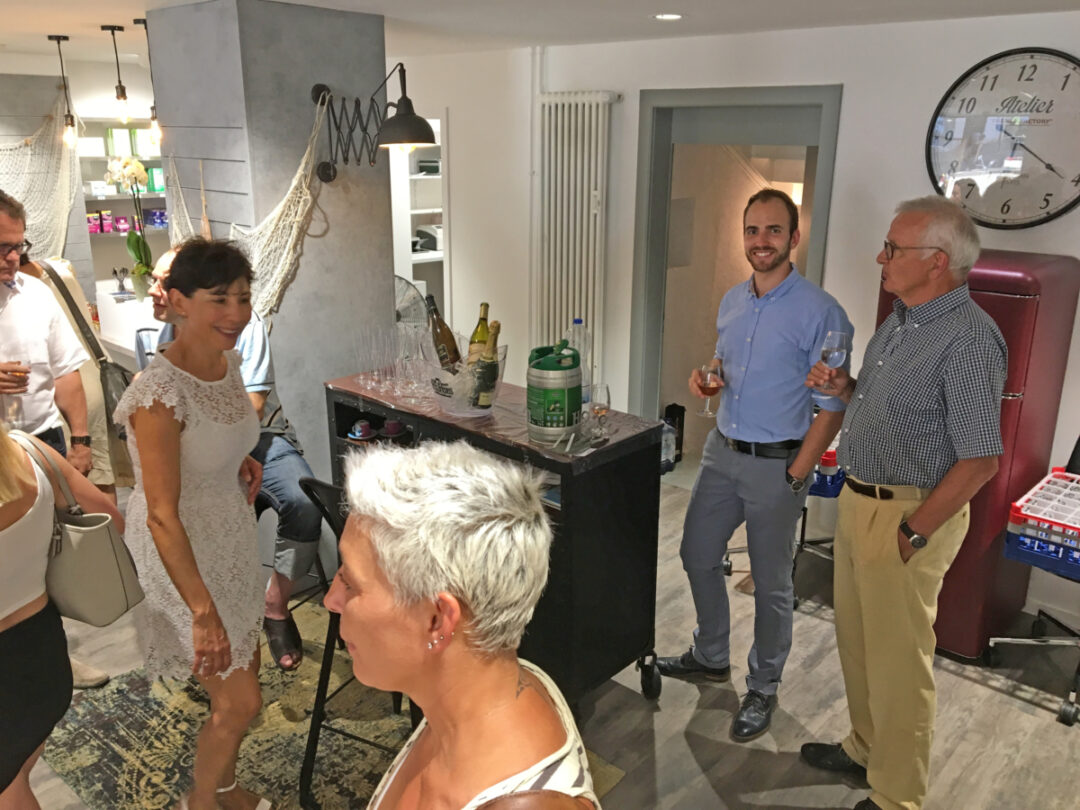 Houlmann Optique vu de l'intérieur où l'on voit des gens parler.