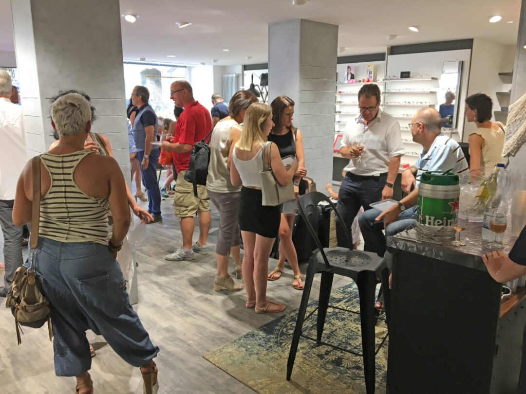 Houlmann Optique vu de l'intérieur où l'on voit des gens parler.