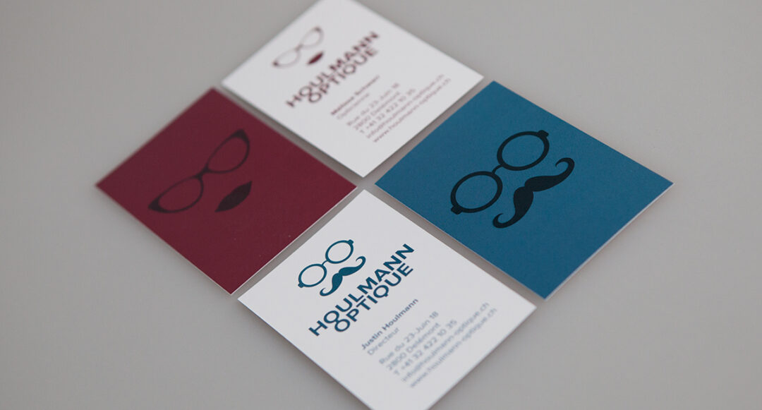 Plusieurs cartes de visite bleues et rouges.