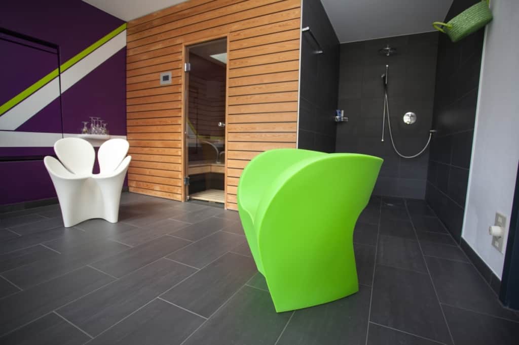 Salle de bain avec douche et sona.
