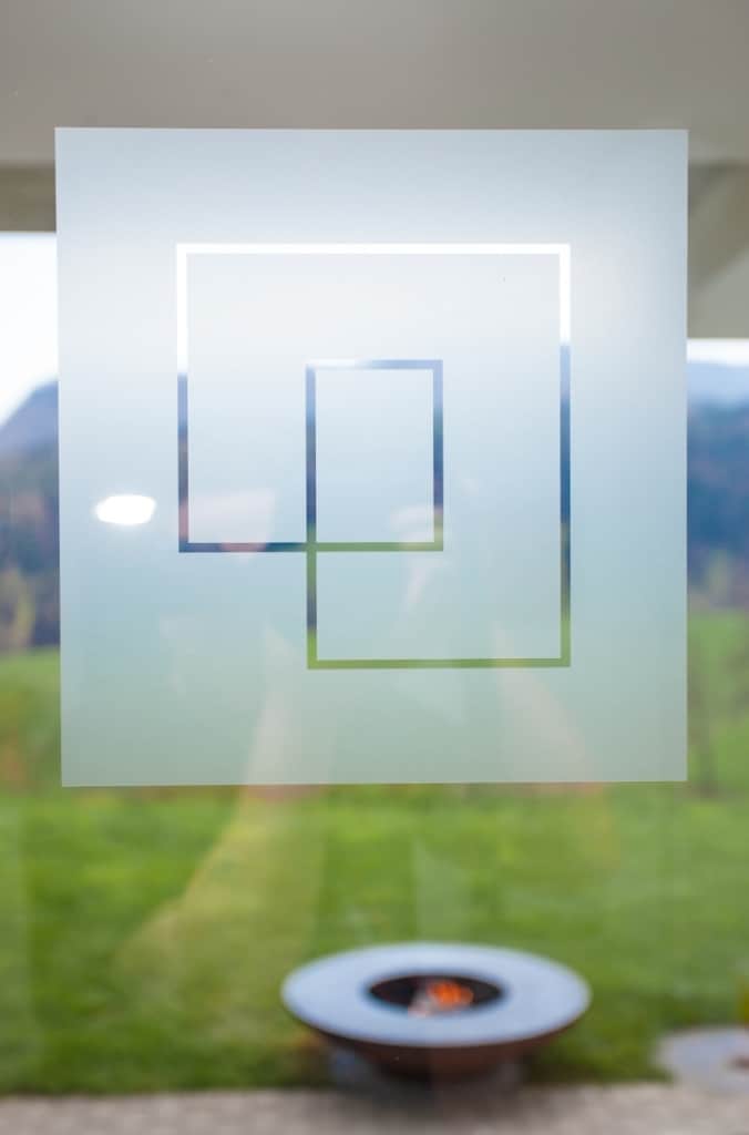 Logo du Prévôtoit sur une vitre.