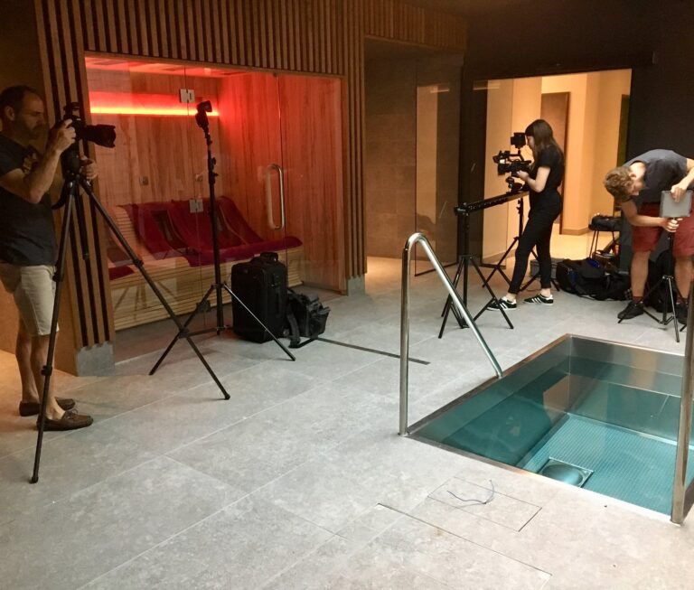 Préparation du shooting photo et vidéo chez Aquavirat.