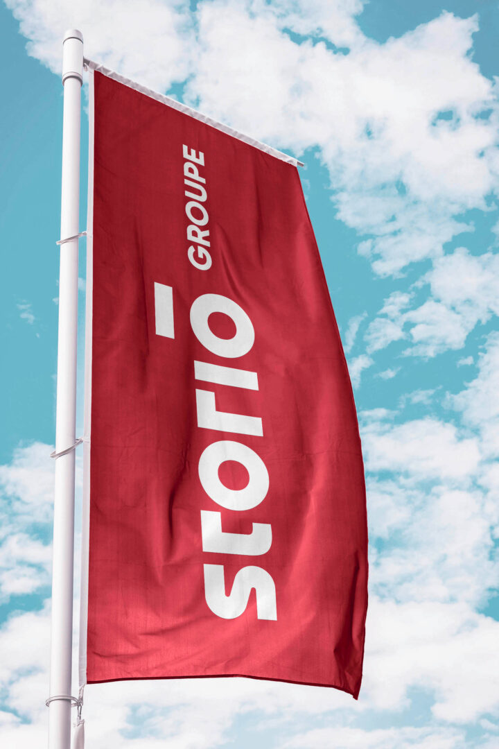 Drapeau avec le logo Storio en rouge