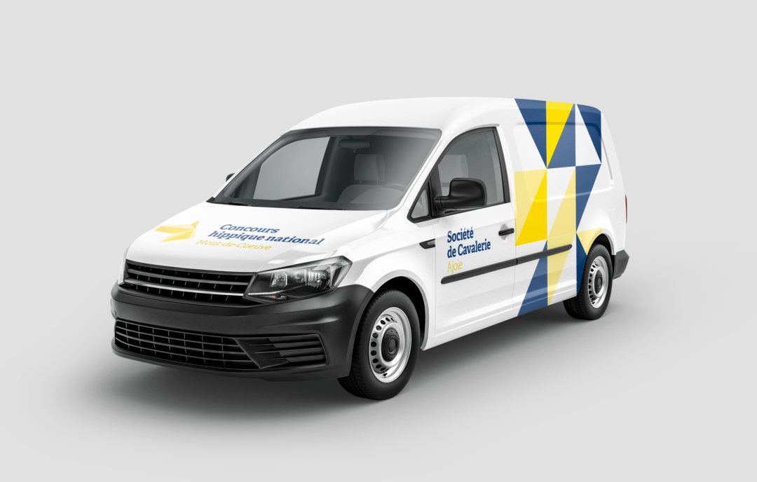 Camionnette avec la nouvelle identité visuelle de la société de cavalerie d'Ajoie
